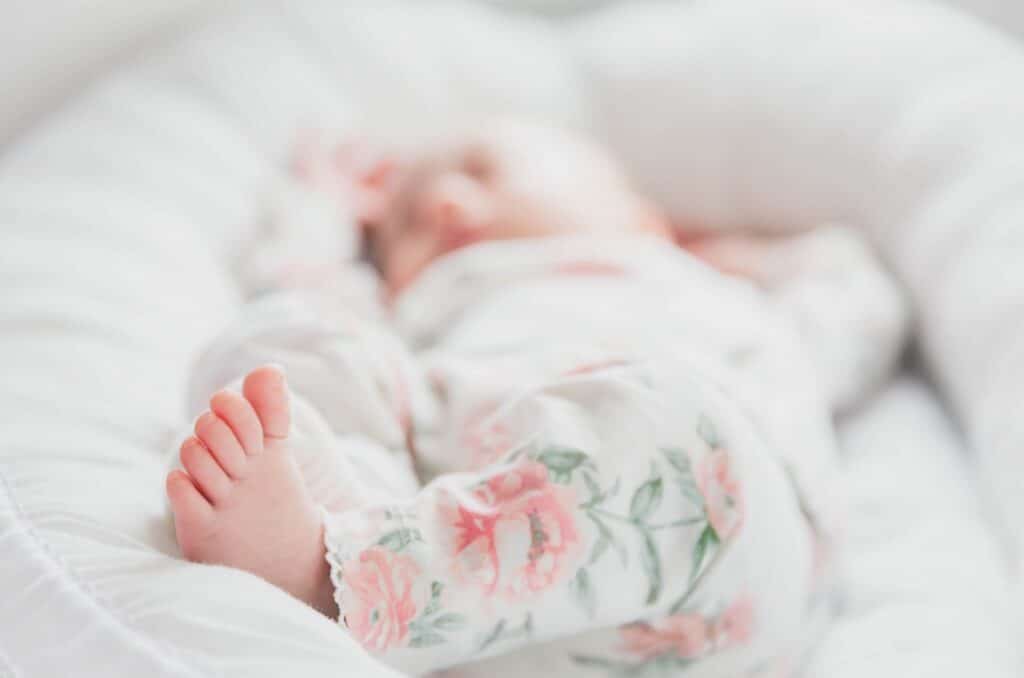 jak układać noworodka do snu